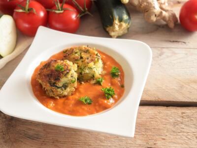 Polpette di zucchine e ricotta al sugo: pronti per la scarpetta?