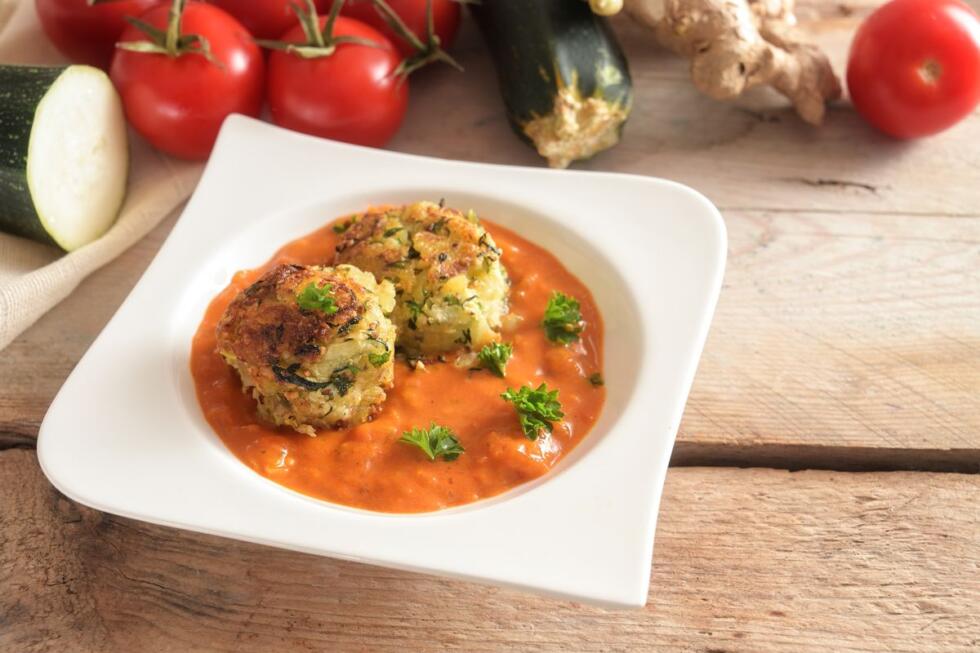 Polpette di zucchine e ricotta al sugo