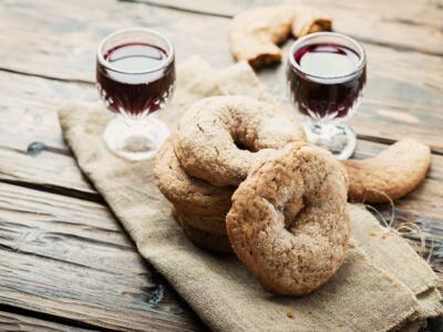 Taralli al vino rosso: attenzione, uno tira l’altro!