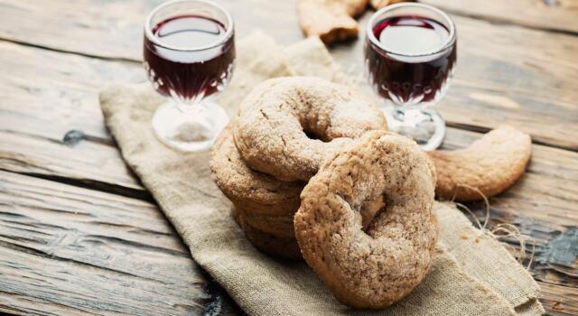 Taralli al vino rosso: attenzione, uno tira l&#8217;altro!