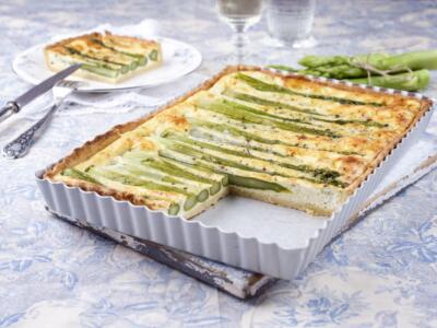 La torta salata agli asparagi e ricotta perfetta per il picnic