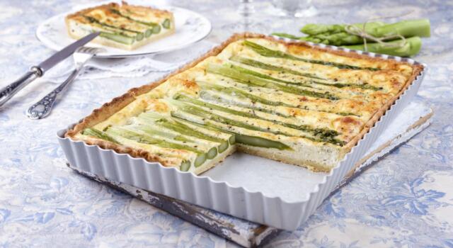 La torta salata agli asparagi e ricotta perfetta per il picnic