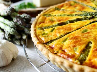 Torta salata asparagi e speck: la ricetta sfiziosa