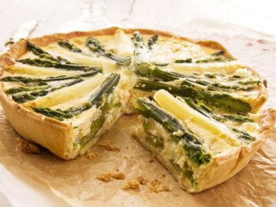 La torta salata asparagi e uova, facile da preparare