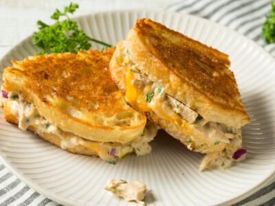 Tuna melt, lo sfizioso panino con il tonno