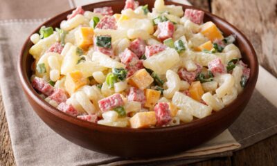 insalata di pasta fredda con frutta estiva