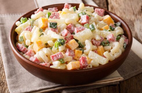 insalata di pasta fredda con frutta estiva