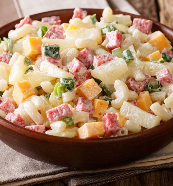 insalata di pasta fredda con frutta estiva