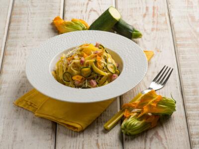 La pasta ai fiori di zucca e speck con la ricetta gustosa