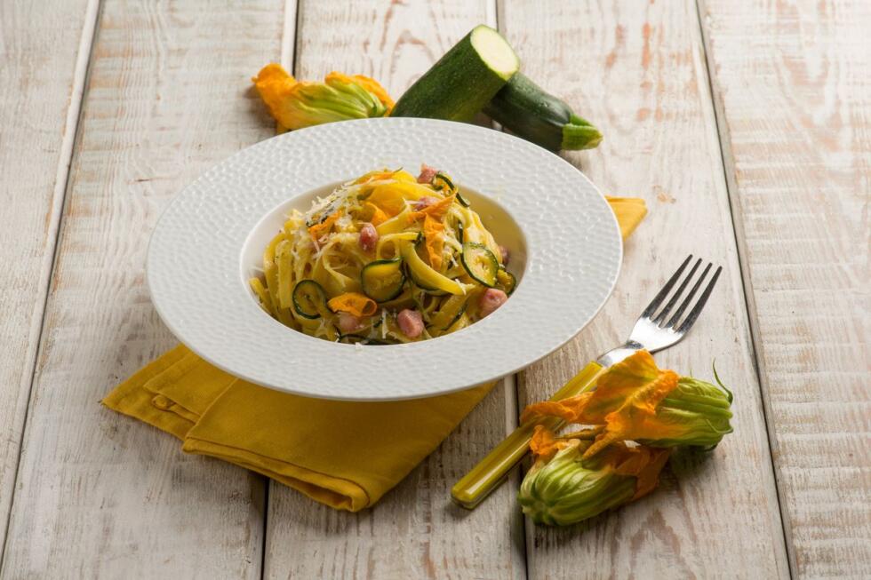 Pasta con fiori di zucca e speck