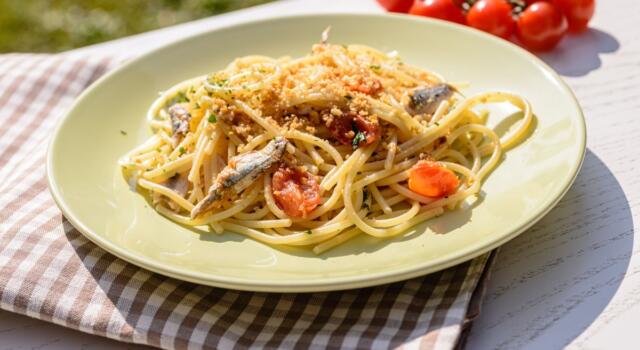 Come fare la pasta con sarde e pomodorini, la ricetta facile