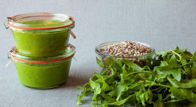 Il pesto alla rucola e noci con la ricetta vegan