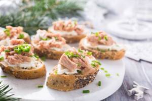 Bruschette senza glutine con tonno e formaggio: che sfizio!