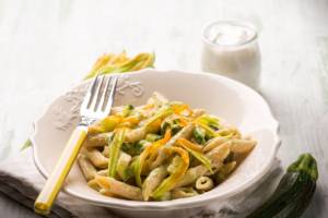 Come preparare la pasta con i fiori di zucca: che buona!