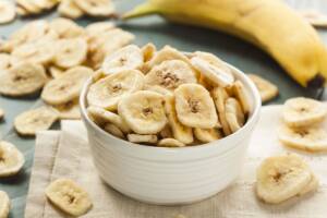 In cucina con Friggy: le chips di banane in friggitrice ad aria sono uno snack sano e facile