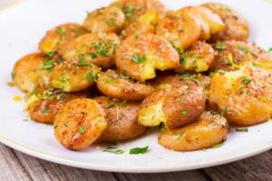 In cucina con Friggy: mai più senza la ricetta delle patate schiacciate in friggitrice ad aria