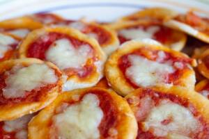 In cucina con Friggy si pensa all&#8217;aperitivo, con le pizzette di pasta sfoglia in friggitrice ad aria