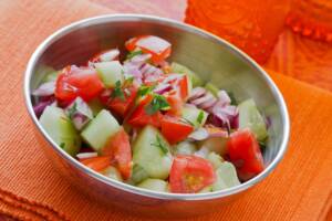 Insalata indiana con cetrioli, cipolle, peperoni e pomodori: una vera delizia