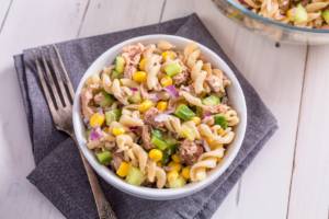 L&#8217;insalata di pasta senza glutine è colorata e deliziosa: vi sorprenderà