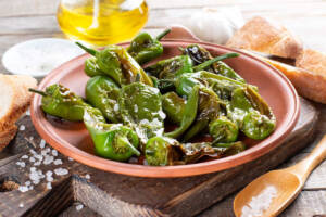 Pimientos de padron: la ricetta spagnola dei peperoni verdi con sale grosso