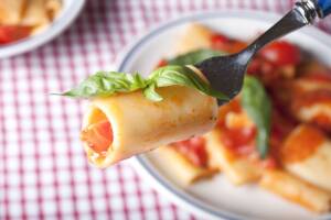 Primo piatto facile e goloso? I paccheri con pomodori e frisella croccante