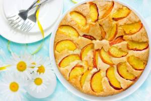 Torta alle pesche senza glutine: perfetta per colazione o merenda!