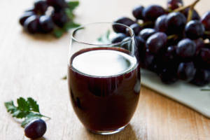 Come fare il succo d&#8217;uva fatto in casa: la ricetta naturale