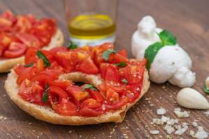 Come fare le friselle al pomodoro in casa? La ricetta da veri pugliesi