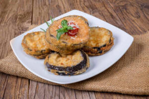 Gustiamo le melanzane a pullastiello, con un ripieno filante