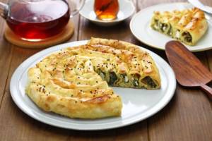 Una chiocciola di pasta fillo farcita: ecco il burek