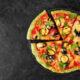 Una finta pizza di zucchine è ottima tutto l'anno