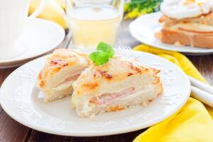 Croque monsieur, il toast francese con tantissimo formaggio (e prosciutto)