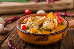 Pronto in 30 minuti, il pollo al curry con verdure è un piatto che piace a tutti!