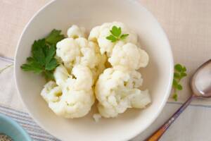 Cavolfiore bollito: la ricetta facile e idee per condirlo