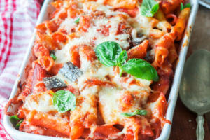 Pasta al forno con melanzane: impossibile resistere, ve lo garantiamo!