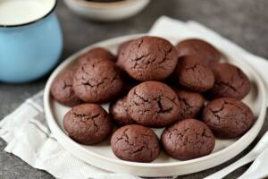 Perfetti per la merenda, morbidi e golosi: sono i biscotti al cioccolato
