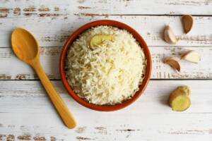 Riso basmati con zenzero e aglio: la ricetta veloce da portare in tavola