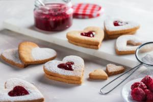 Biscotti con marmellata: la ricetta facile con frolla e confettura