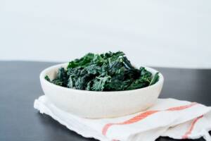 In cucina con Friggy: prepariamo le chips di cavolo nero in friggitrice ad aria