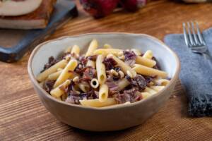 Pasta al radicchio e salsiccia: la ricetta del primo piatto sfizioso