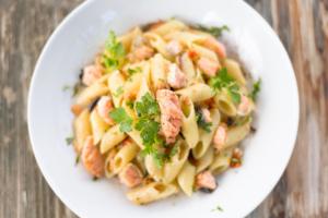 Penne al salmone: la ricetta della pasta cremosa