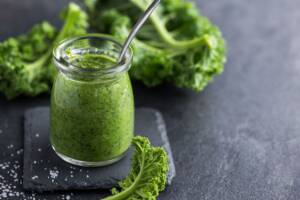 Per una pasta dai sapori invernali provate il pesto di cavolo nero