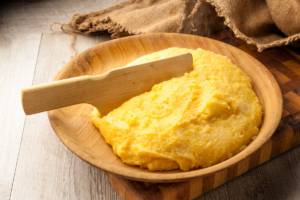 Polenta in pentola a pressione: pronta in meno di 30 minuti!