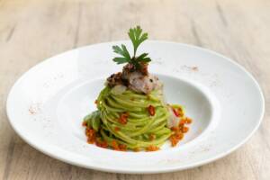 Spaghetti di edamame con pesto di broccoli, acciughe e crumble di pane senza glutine