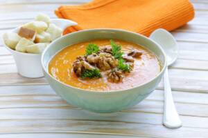 Zuppa di cavolfiore e zucca alle noci: la ricetta facile e veloce