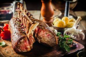 Agnello al forno con patate: la ricetta perfetta per il menù di Pasqua