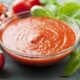Albero di Natale di pane morbido con salsa al pomodoro