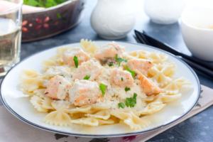 Farfalle al salmone: la ricetta di un primo facile e veloce