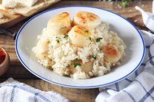 La ricetta del risotto alle capesante: il primo piatto raffinato