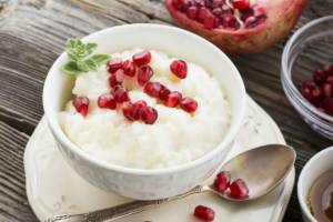 Pudding riso e latte con chicchi di melograno: un&#8217;idea per il dessert d&#8217;autunno!